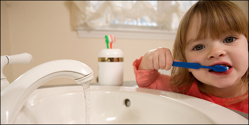 unsupervised-toddler-brushing_SC-DHS_fr_502